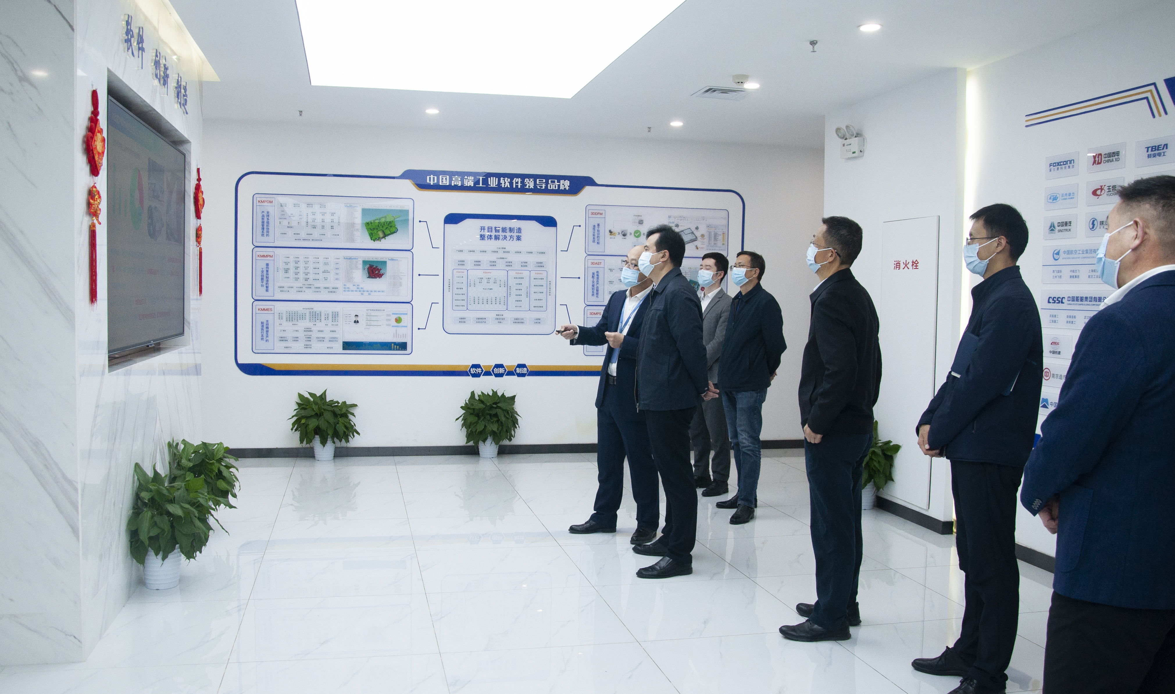  东湖高新区管委会主任张勇强一行莅临开目公司考察调研